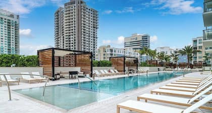 Luxury Yacht on Las Olas Riverwalk, Full Resort & Spa Access, downtown Location