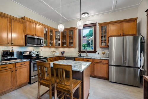 Historic Craftsman • Hot Tub • Walk to Wineries • Katy Trail • Dog Friendly