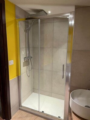 Hair dryer, bidet, toilet paper - A Yellow Primrose in the hamlet (Montecchio)