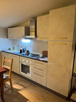 Fridge, oven, stovetop, dishwasher - A Yellow Primrose in the hamlet (Montecchio)
