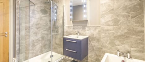 Douche, séchoir à cheveux, serviettes fournies