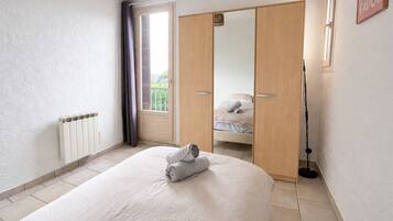 1 chambre, fer et planche à repasser, draps fournis