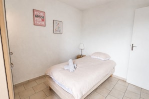 1 chambre, fer et planche Ă repasser, draps fournis