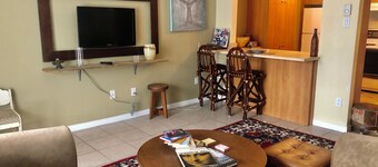 Bright Lakeside 1 Bedroom Studio Across from Lac Masson - Trails & Village