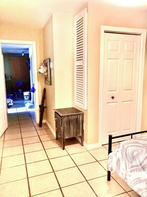 Room - Bright Lakeside 1 Bedroom Studio Across from Lac Masson - Trails & Village (Sainte-Marguerite-du-Lac-Masson)