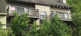 Bright Lakeside 1 Bedroom Studio Across from Lac Masson - Trails & Village