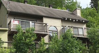 Bright Lakeside 1 Bedroom Studio Across from Lac Masson - Trails & Village