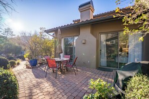 Outdoor dining - Uptown Gem | Snoopy Rock Views | Walk to Shops (Sedona)