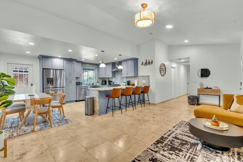 Modern 3BR Pool Home w EV Charger - BBQ - Firepit