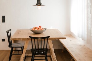 Dining - Apartment "Ludwig" with Mountain View, Private Terrace and Wi-Fi (Nalles)