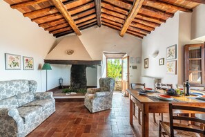 Interior - Piemaggino farmhouse in the heart of a Chianti Classico vineyard (Castellina In Chianti)