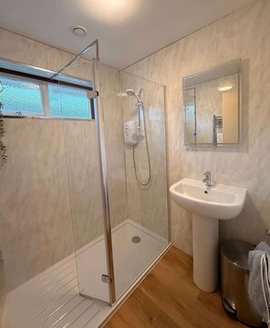 Dusche, Handtücher, Shampoo