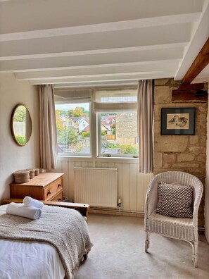 3 bedrooms, WiFi, bed sheets - Character village house (Wheatley)