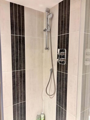 Shower, towels, shampoo - Character village house (Wheatley)