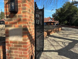 Exterior detail - Goring River Retreat with Gym and Wellness area (Goring)