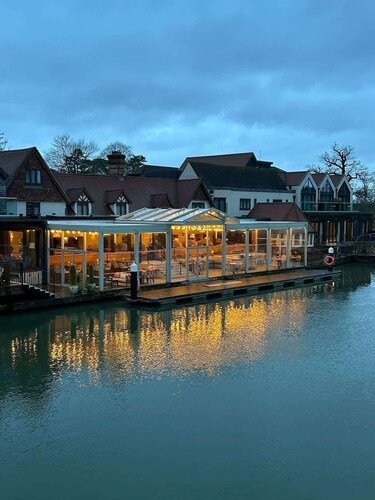 Goring River Retreat with Gym and Wellness area