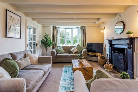 TV, fireplace, foosball, offices. Idyllic retreat with log burner near Danby Castle