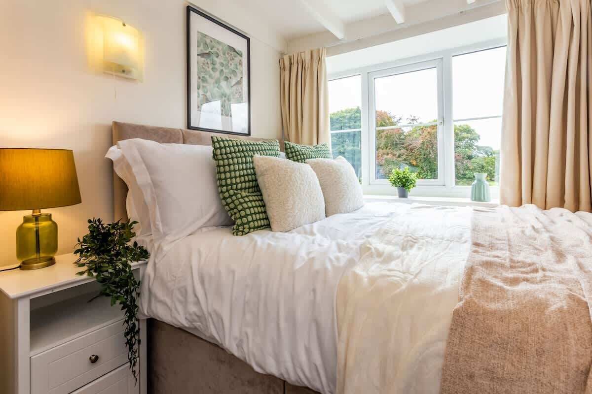 4 bedrooms, iron/ironing board, travel cot, WiFi
