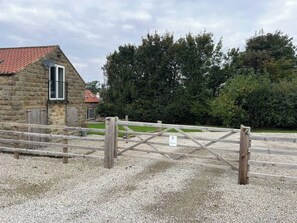 Exterior - Idyllic retreat with log burner near Danby Castle (Ainthorpe)