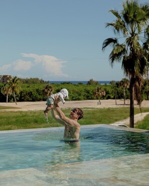 Una piscina cubierta