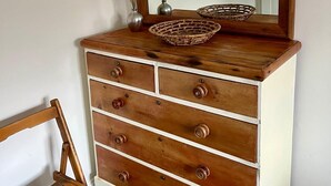 A wooden dresser with a mirror and two baskets. - Spacious Village House near Oxford with Woodburner (Horspath)