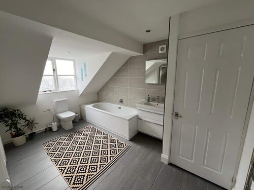 Spacious Village House near Oxford with Woodburner