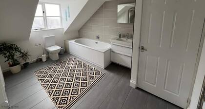 Spacious Village House near Oxford with Woodburner