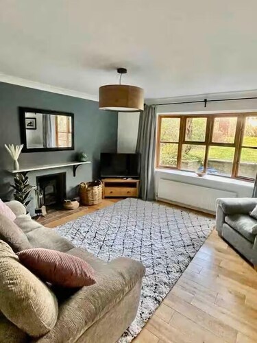 Spacious Village House near Oxford with Woodburner
