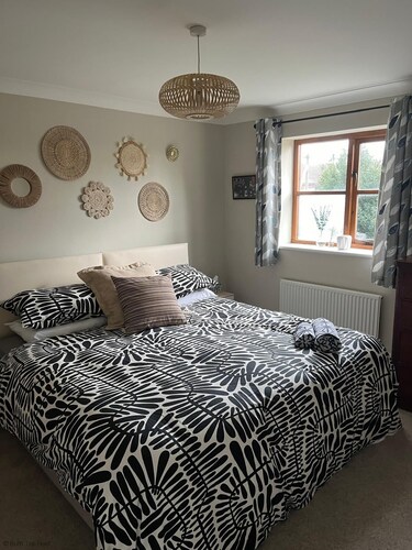 Spacious Village House near Oxford with Woodburner