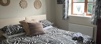Spacious Village House near Oxford with Woodburner