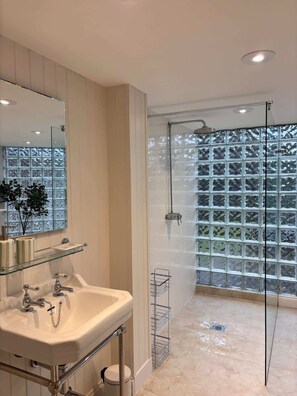 Douche, sèche-cheveux, serviettes fournies, shampoing