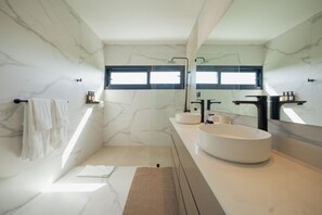 Shower, hair dryer - Villa Nirvana - 4BR House Cap Cana (Punta Cana)