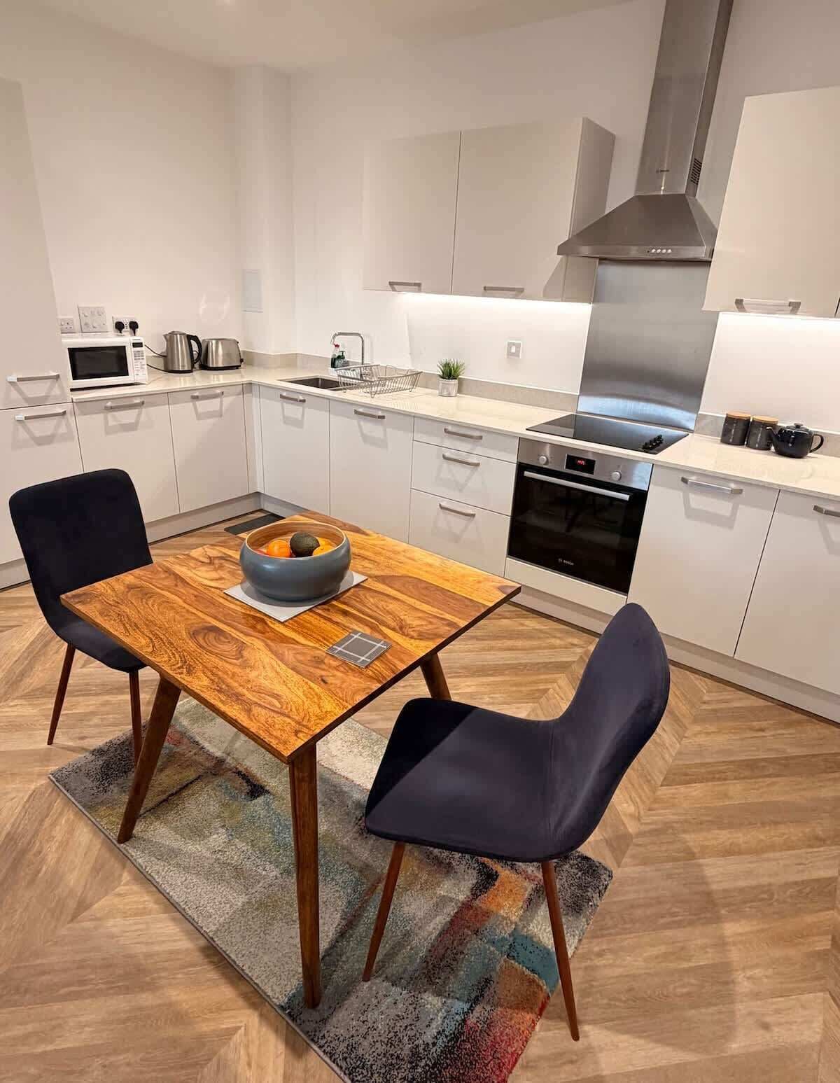 Réfrigérateur, four à micro-ondes, un four, surface de cuisson