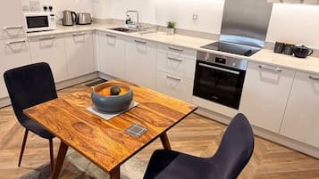 Réfrigérateur, four à micro-ondes, un four, surface de cuisson