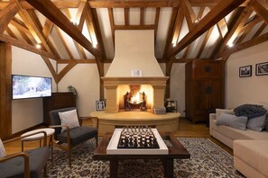 Una televisión, una chimenea