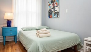 4 bedrooms, Internet, bed sheets - Spacious 4BR NYC Getaway – Perfect for Friends & Family! (New York)