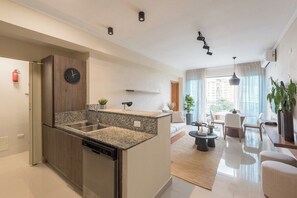 Eine moderne Küche mit Granit Arbeitsplatten, einem eingebauten Geschirrspüler und einem Holzkorpus.