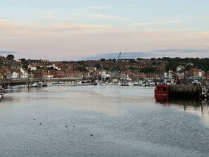 Marina - Modern & spacious harbour-view apartment & parking (North Yorkshire)