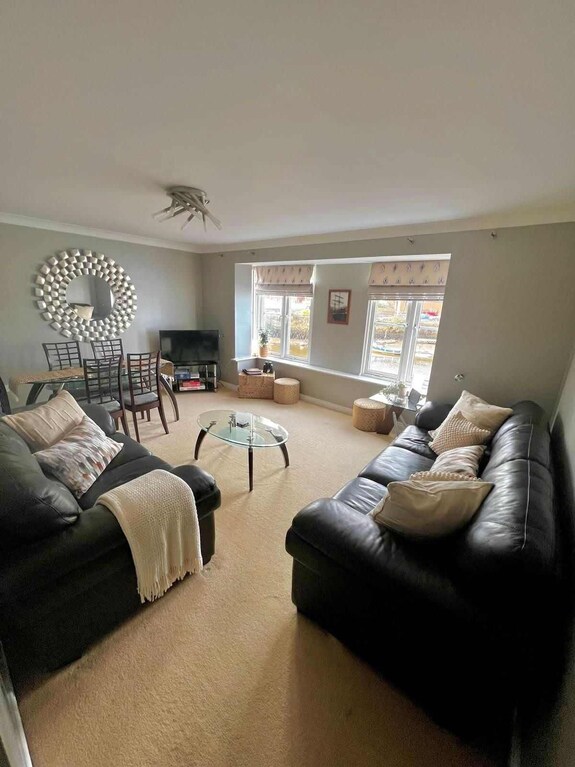 Modern & Spacious Harbour-view Apartment & Parking - Whitby