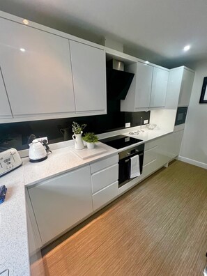 Private kitchen - Modern & spacious harbour-view apartment & parking (North Yorkshire)