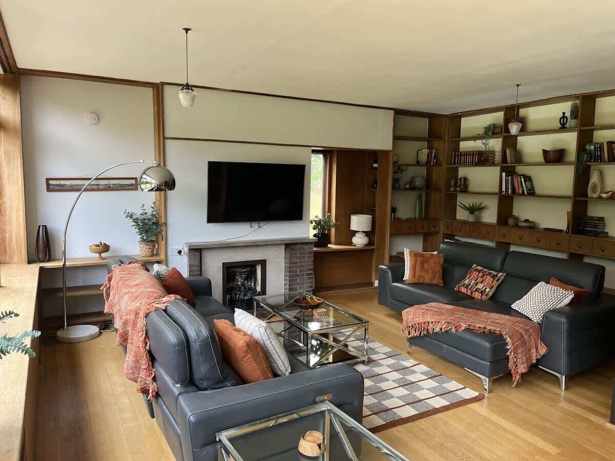 TV, fireplace, offices