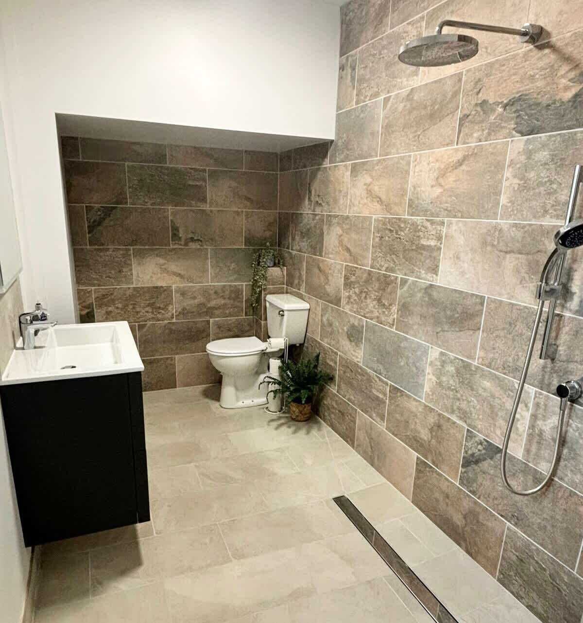 Douche, sèche-cheveux, serviettes fournies, shampoing