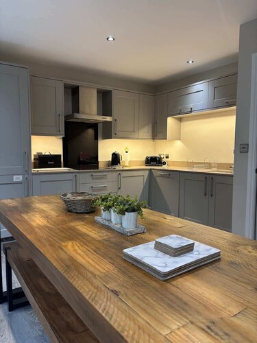 Stylish, spacious harbour-view townhouse & parking
