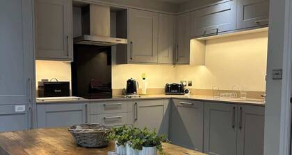 Stylish, spacious harbour-view townhouse & parking