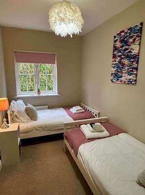 Room - Stylish, spacious harbour-view townhouse & parking (North Yorkshire)