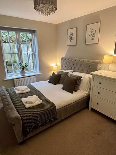 Stylish, spacious harbour-view townhouse & parking