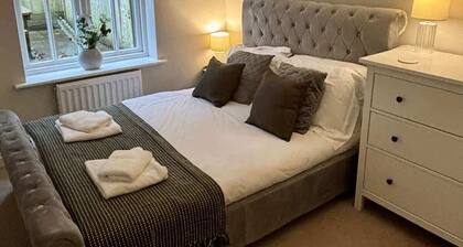 Stylish, spacious harbour-view townhouse & parking