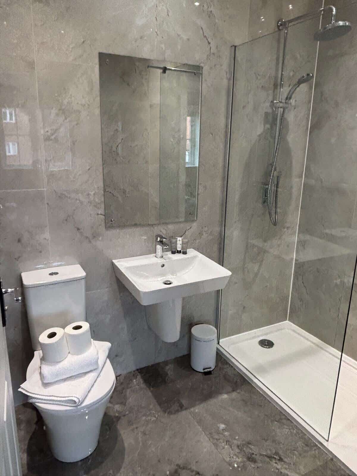 Shower, towels, shampoo