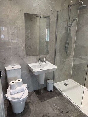 Shower, towels, shampoo - Stylish, spacious harbour-view townhouse & parking (North Yorkshire)