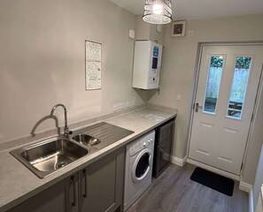 Private kitchen - Stylish, spacious harbour-view townhouse & parking (North Yorkshire)